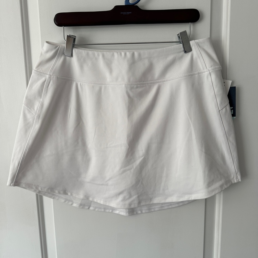 NWT DSG Performance Skort - white - size Large